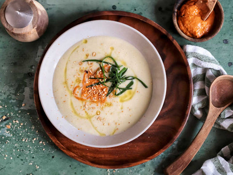 Cremige Calçots-Suppe mit Romesco-Topping (für 4–6 Personen)