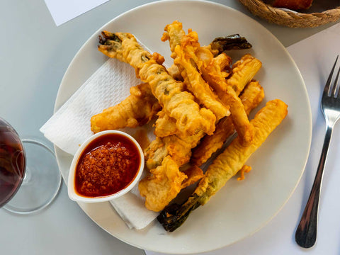 Calçots in Tempura mit Romesco-Dip (für 4 Personen)